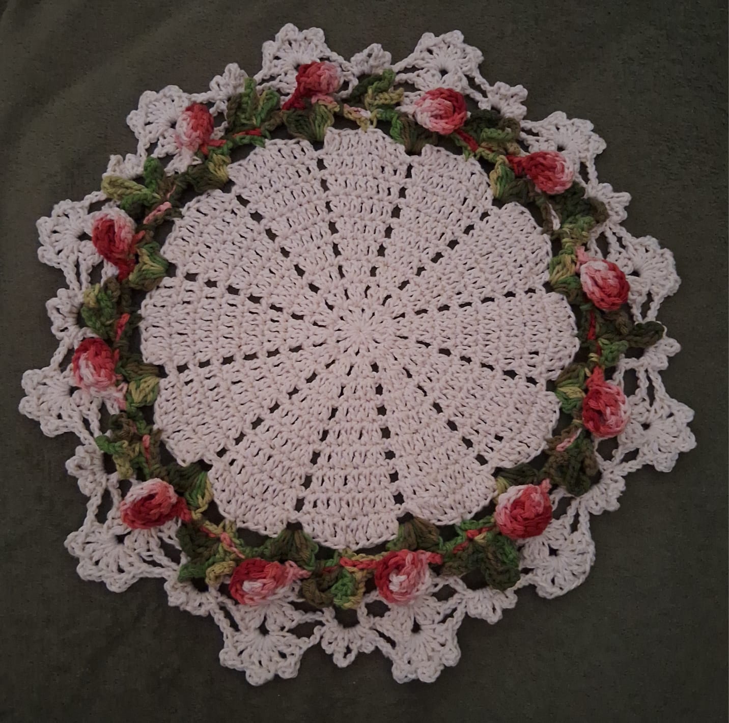 Sousplat em crochê botões de rosas 